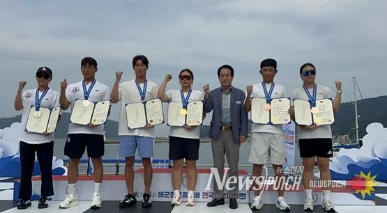 여수시청 요트팀 김창주·이경진 선수가 지난 9월 4일부터 8일까지 경남 거제시 일원에서 열린 ‘제23회 해군참모총장배 전국요트대회 겸 국가대표 선발전’에서 470급 혼성 금메달을 수상했다(왼쪽에서 세 번째, 네 번째).