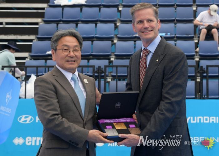 강기정 광주광역시장이 12일 5·18민주광장 특설경기장에서 그레그 이스턴 세계양궁연맹(WA) 신임 회장으로부터 대회 성공 개최 감사의 선물을 전달받고 있다. /광주광역시 제공