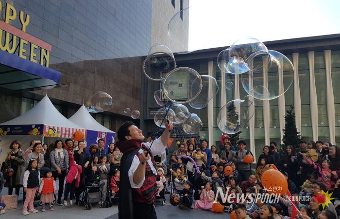 홍천군 ‘도시재생과 놀이가 만나다’꽃뫼공원 버블쇼 개최