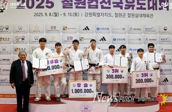 남자 단체전 대표로 동메달을 수여받은 장석진·이중찬 선수(왼쪽에서 6번째, 7번째)