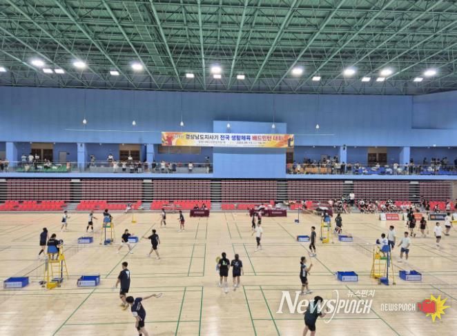 밀양시배드민턴경기장에서 열린 제39회 경상남도지사기 전국 생활체육 배드민턴대회 장면