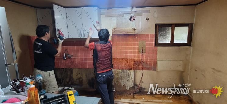 16일 취약계층 가정을 방문해 주거환경 개선활동을 진행 중인 푸른나무봉사단