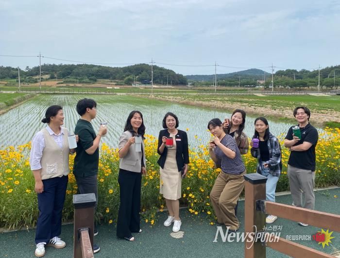 건강증진과 직원들이 개인 텀블러를 사용하고 있다.