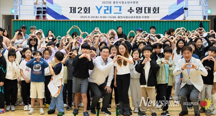 20일 용인시청소년수련관에서 이상일 시장이 대회 참가자들과 기념사진을 촬영하고 있다