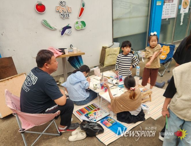 경주시는 20일 안강공설시장에서 ‘제1회 전통시장 어린이 그림그리기 대회’를 개최했다