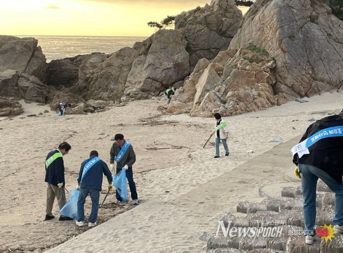 이장 및 공무원과 해안 자연정화 활동 실시
