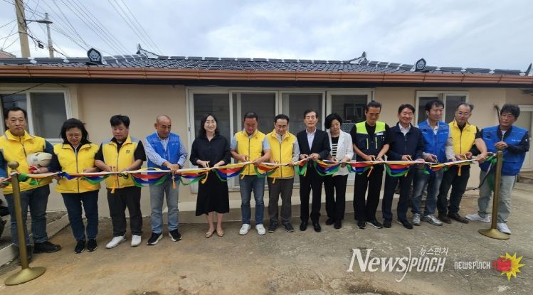 지난 19일 구룡포읍 하정리 장애인 가구에 내부 화장실 설치 등 주거 환경 개선사업을 완료 하고 커팅식을 하고 있다. 2. 나눔하우징이 기부금 전달식을 하고 있다.