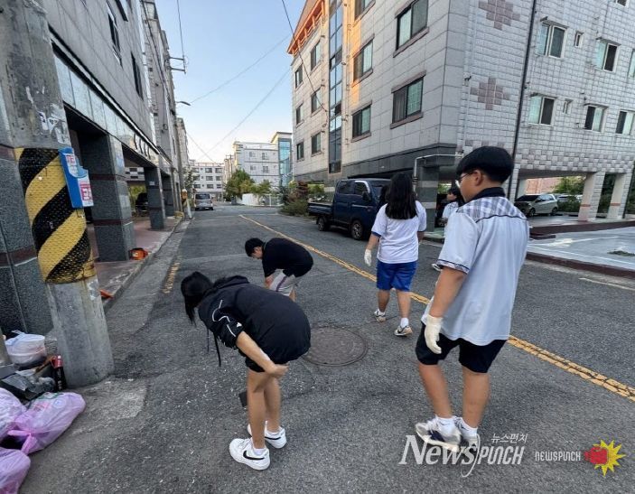 포항시청소년재단 남구청소년문화의집 청소년방과후아카데미 청소년 봉사활동 동아리 ‘볼런틴즈’ 활동 모습.