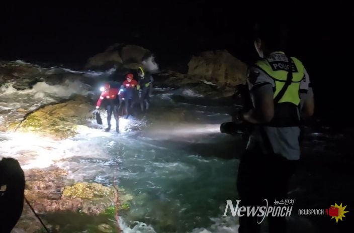 영덕군 부경항 인근 갯바귀 고립자 구조