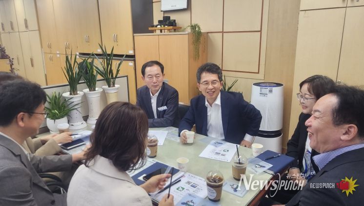 청렴,친절의날을 맞아 청렴 시책 최우수부서에서 간담회가 진행되고 있다(가운데 유정근 영주시장 권한대행)