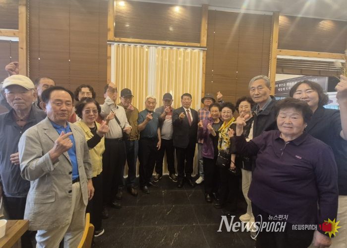 인창동 경로당협의회에 참석한 백경현 구리시장이 노인복지 시책을 설명하고 있다.