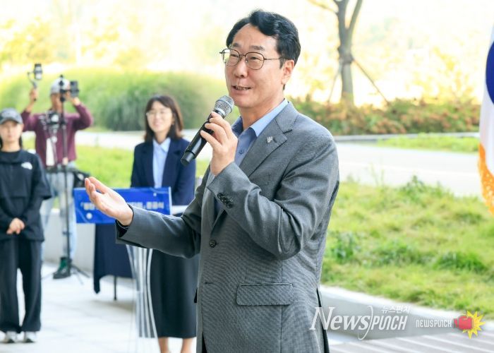 정명근 화성특례시장이 1일 동탄호수공원 주차타워 준공식에서 인사말을 하고 있다