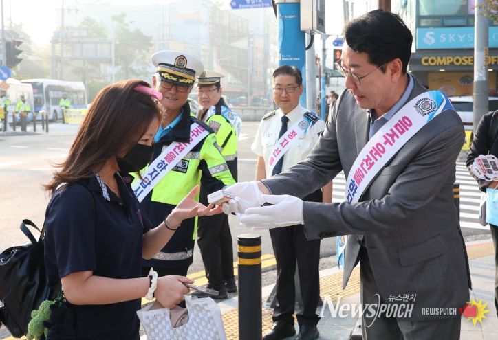 정명근 화성특례시장이 1일 병점역 광장 일원에서 추석맞이 교통안전 캠페인을 하고 있다