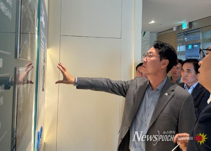 정명근 화성특례시장이 1일 경부직선화 상부공원 현장 상황실을 찾아 공사 진행상황을 점검하고 있다