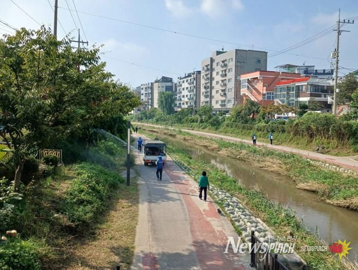 수원시 권선구보건소 관계자가 수원천변 산책로를 방역소독하고 있다.