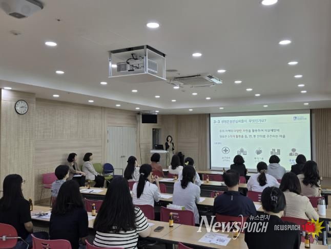 수원시 장안구보건소가 ‘생명존중안심마을 조성 및 운영 설명회’를 열고 있다.