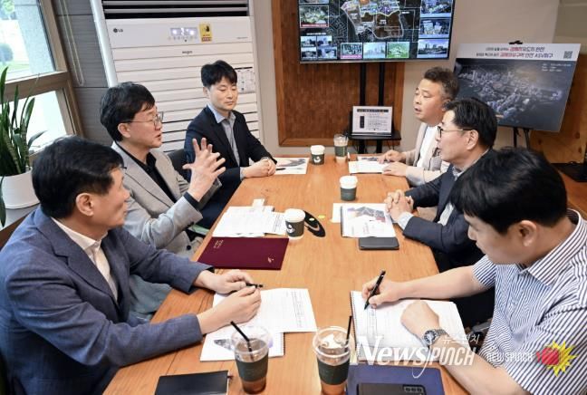 이민근 안산시장(사진 왼쪽 가운데)이 김능식 경제자유구역청장(사진 오른쪽 가운데)과 안산사이언스밸리지구 관련 논의를 진행하고 있다.