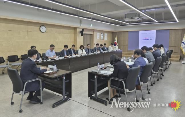 허남석 안산시 부시장(사진 왼쪽)이 중대재해예방을 위한 안전점검회의를 주재하고 있다