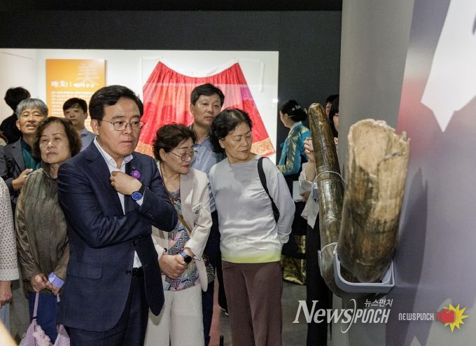 진교훈 서울 강서구청장(맨 앞)이 ‘돌멩이 약방, 약이 되는 돌 이야기’ 특별전에 참석해 전시품을 살펴보고 있다.