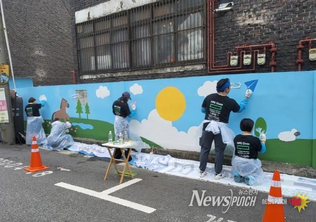 벽화 그리는 모습