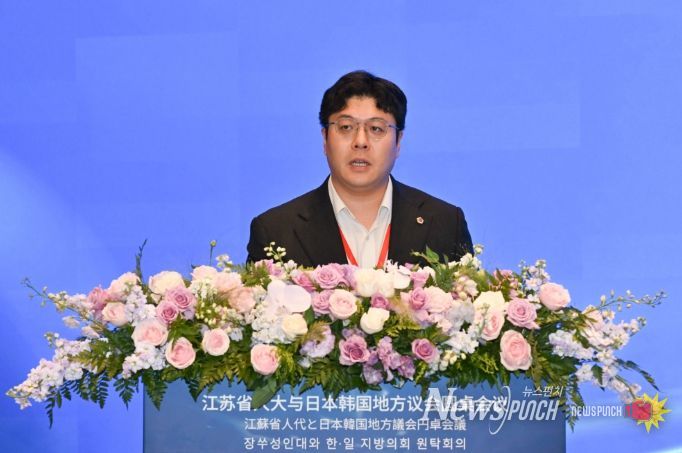 ‘장쑤성인대와 한·일 지방의회 원탁회의’에서 발표 중인 서울특별시의회 김동욱 의원