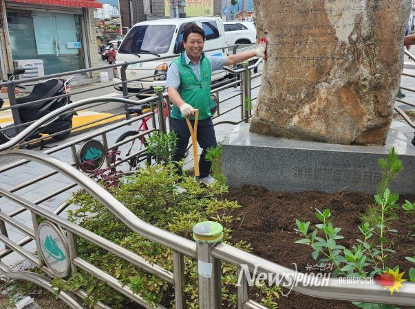 강북구의회 노윤상 의원, 새마을지도자 회원들과 함께 꽃 심기에 참여