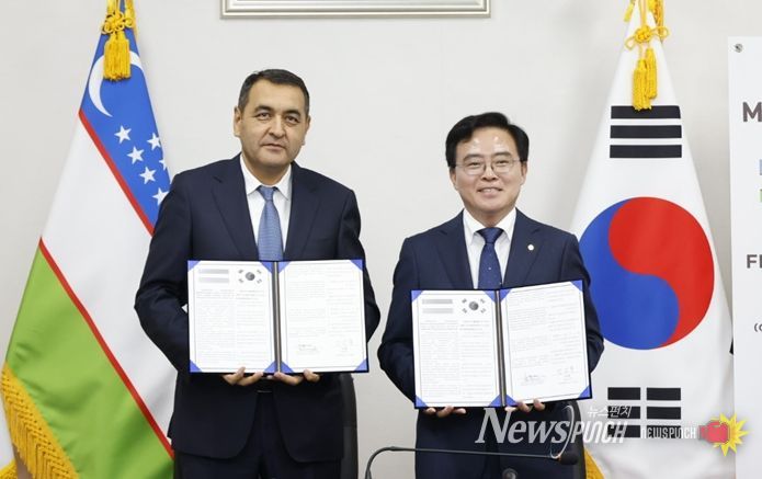 진교훈 서울 강서구청장(오른쪽)이 17일(금) 오후 주한 우즈베키스탄 대사관 4층에서 열린 ‘강서구-페르가나 시 우호적 경제 교류를 위한 협약식’에서 협약을 체결하고 보자로프 하이룰라 페르가나 주지사와 기념촬영을 하고 있다.