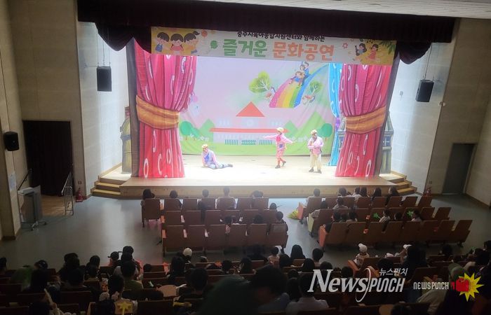 충주시육아종합지원센터, 아기돼지3형제 공연 성료