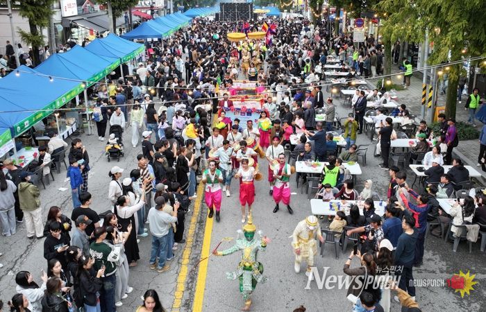 지난 18일 월곡 목련로 일대에서 열린 2025 광산세계야시장퍼레이드 모습