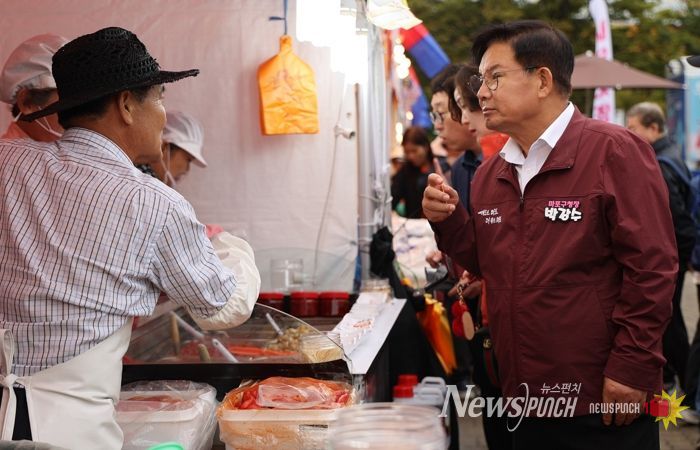 박강수 마포구청장이 새우젓 장터를 둘러보고 있다.