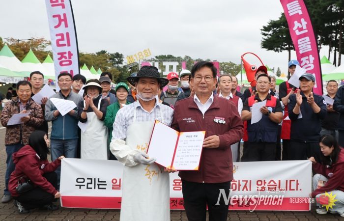 상인들과 함께 다회용기 사용을 다짐하는 박강수 마포구청장