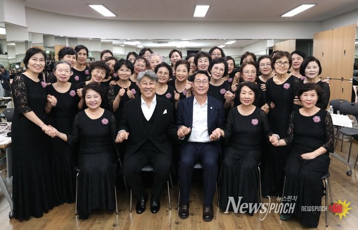 정명근 화성특례시장이 합창단과 함께 기념촬영을 하고있다