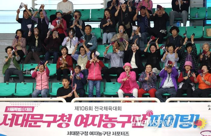 ‘서대문구청 여자농구단 서포터스’가 18일 오후 부산대학교 경암체육관에서 경기하는 서대문구청 여자농구단을 응원하고 있다.
