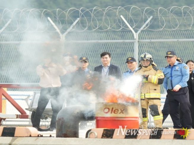 자체 제작 ‘폼 소화장비’ 활용 소화훈련
