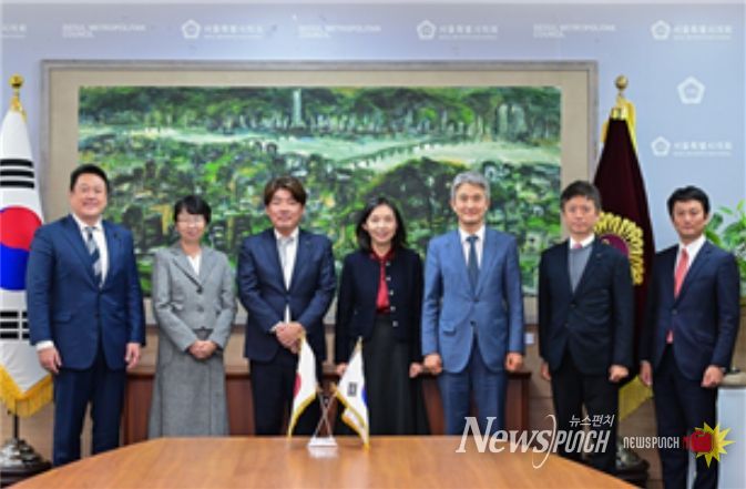 도쿄도의회 방문단과 기념 촬영하는 최호정 의장(가운데)