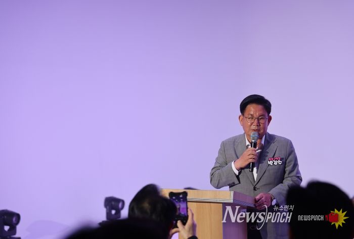 서울디자인고 글로벌 디자인 페스타 패션쇼에 참석한 박강수 마포구청장