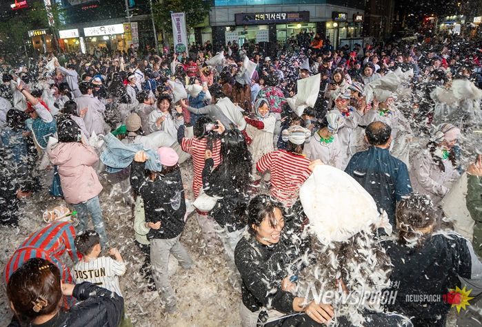 동대문페스티벌 '창작집단 움스'의 '컬러풀 파자마 뭅뭅 - 이제는 자야 할 시간' 프로그램을 즐기는 시민들