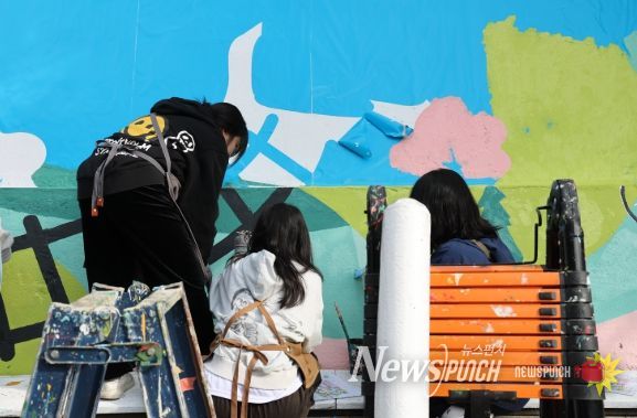 홍익디자인고 학생들과 함께 연남동 골목에 색을 입히다