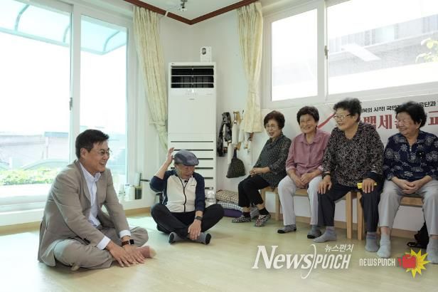 추석연휴를 앞두고 이화경로당를 찾은 정문헌 구청장의 모습