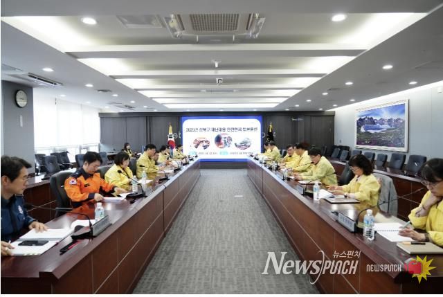 이승로 성북구청장 주재로 재난안전대책본부 회의를 진행하고 있다