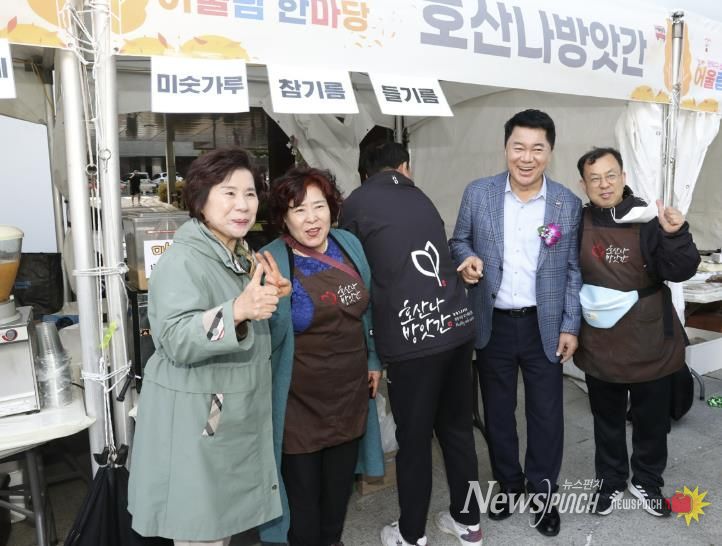 지난해 개최된 소상공인 전통시장 어울림 한마당에 참여한 업체 관계자와 박준희 관악구청장(오른쪽 두 번째)