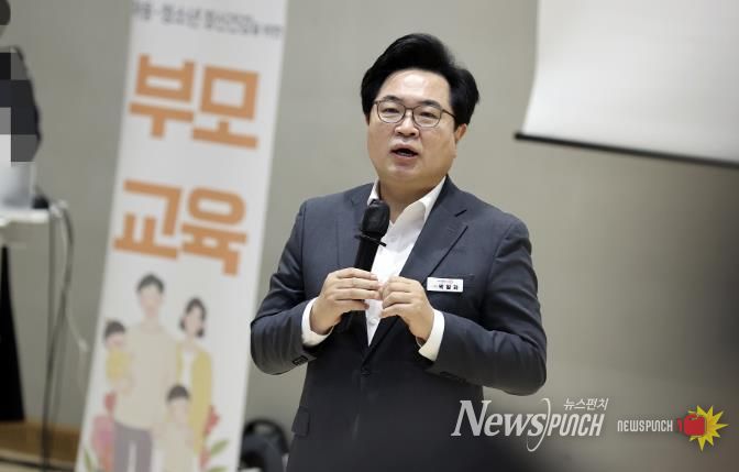 박일하 동작구청장이 지난 5월, 서울 대방동 서울가족플라자에서 열린 ‘2025 아동·청소년 정신건강 부모 교육’에 참석해 인사말을 하고 있다.