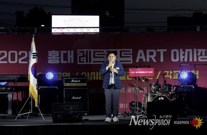레드로드 ART 야시장 행사에 참석한 박강수 마포구청장