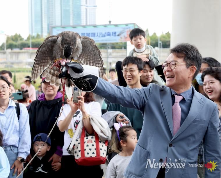 2024년 ‘응봉 매사냥 축제’에서 정원오 성동구청장이 매를 손에 올리고 있는 모습