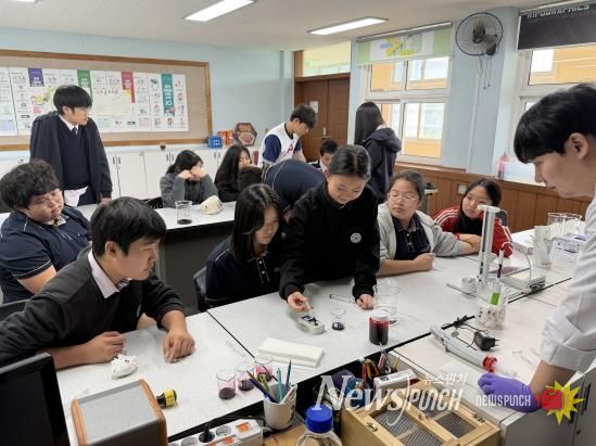 고창식품산업硏, 고창남중학교 대상 진로체험(베리류 당·산도 분석)