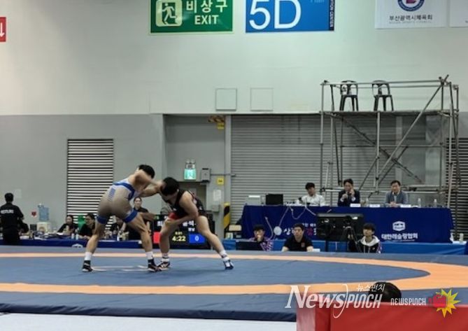 제106회 전국체육대회 레슬링 경기에서 정용석 선수(오른쪽)가 상대 선수와 치열한 경합을 벌이고 있다.