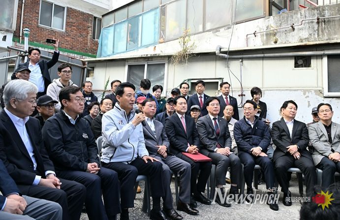 오세훈 서울시장은 24일 오전 국민의힘 지도부와 ‘노원구 상계5 재정비촉진구역’을 방문해 주민들과 의견을 나누고 있다.
