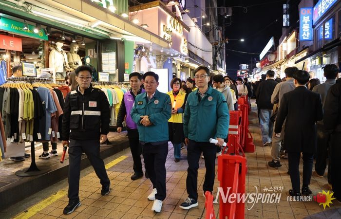 박강수 마포구청장이 레드로드에서 핼러윈 대비 안전관리를 펼치고 있다.