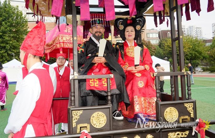 조선시대 왕의 행차를 재현한 제35회 청룡문화제 어가행렬에서 임금과 왕비가 가마를 타고 입장하고 있다