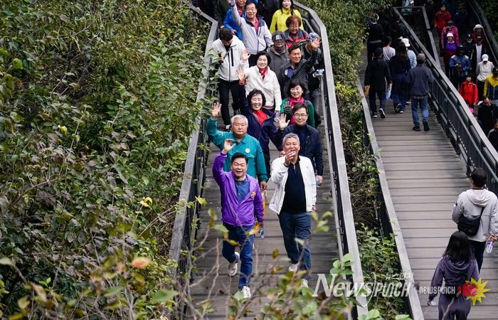 이필형 동대문구청장이 구민들과 함께 걷는 모습